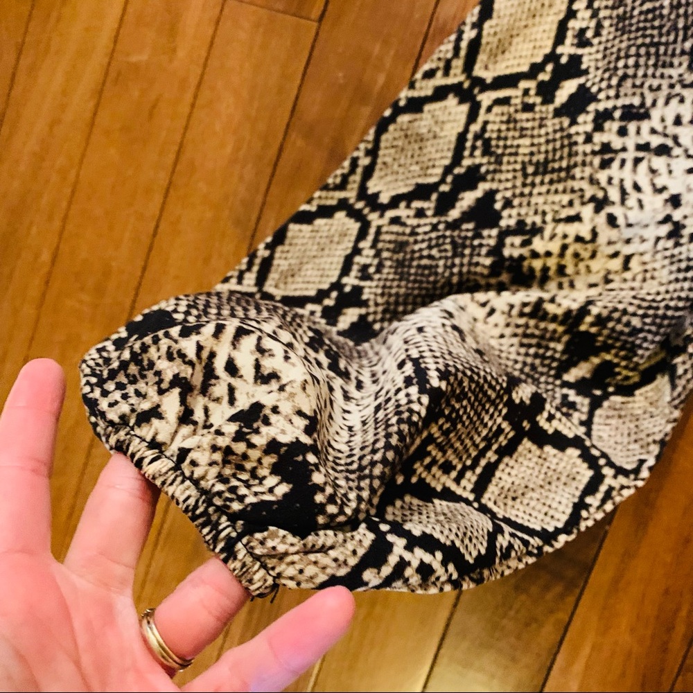 ⭐️ PRETTYLITTLETHING Nude Woven Cup Detail Long Sleeve Crop Top Python Print - Picture 6 of 10